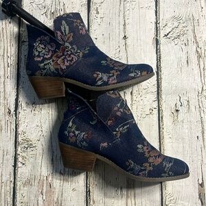 Size 8 floral me too ankle boots